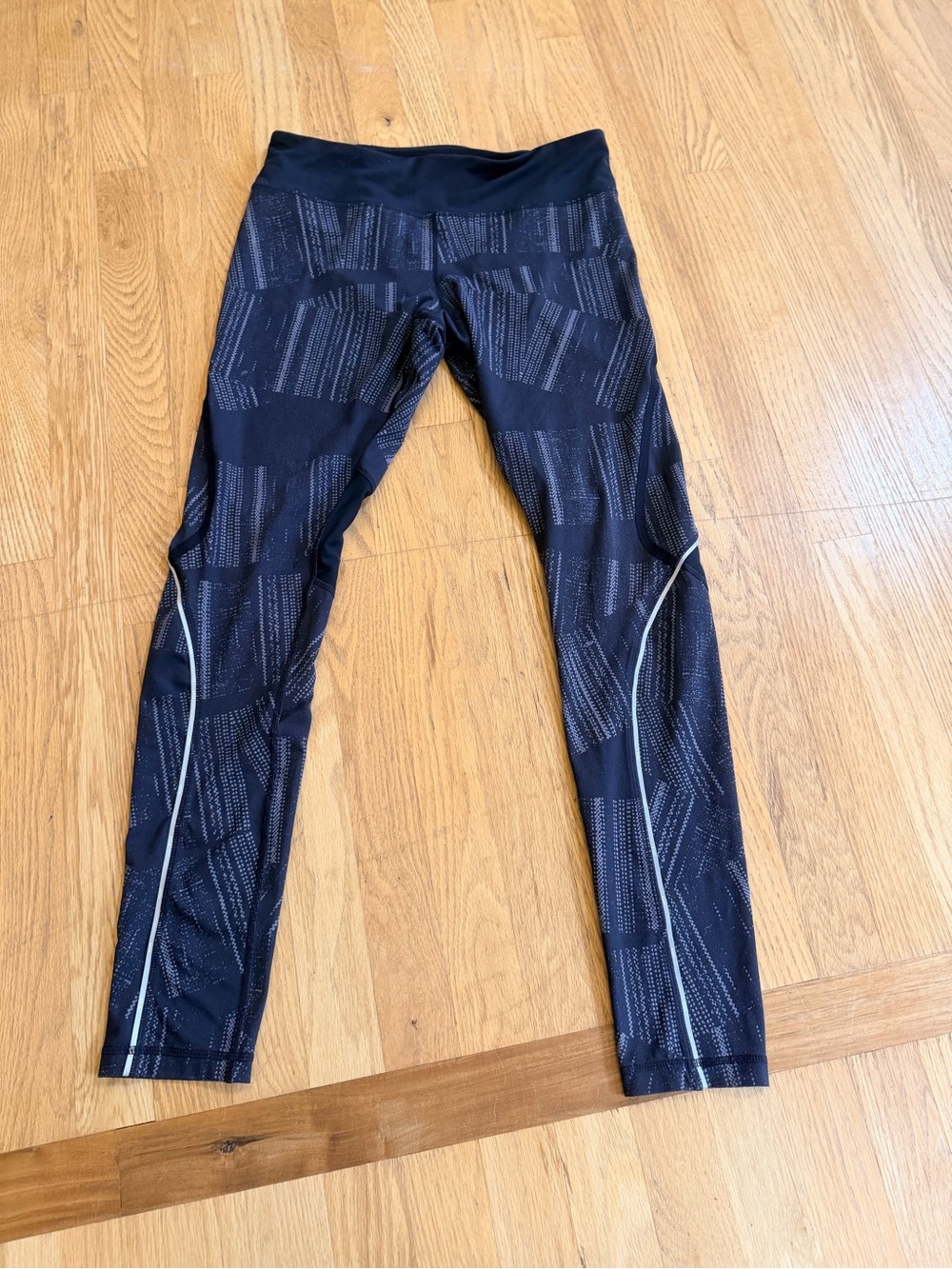 Ladies Size Medium "Zella" Black Gray Patterned Reflective Trim Leggings GUC
